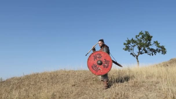 Viking harcos dob egy lándzsa, a csatában. Felkészülés a csata. - Felvétel, videó