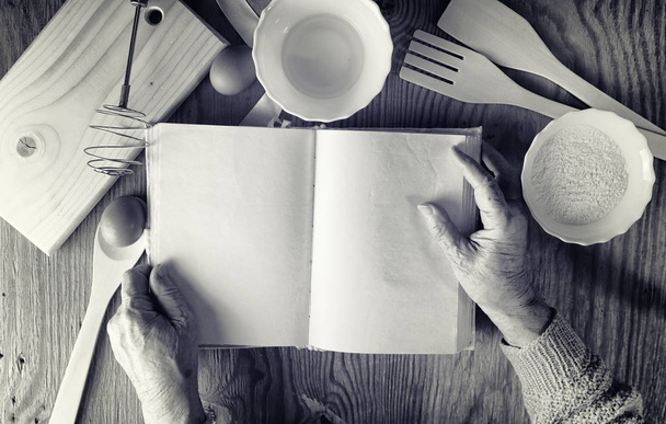 Resepti kirja käsissä vanhusten nainen
 - Valokuva, kuva