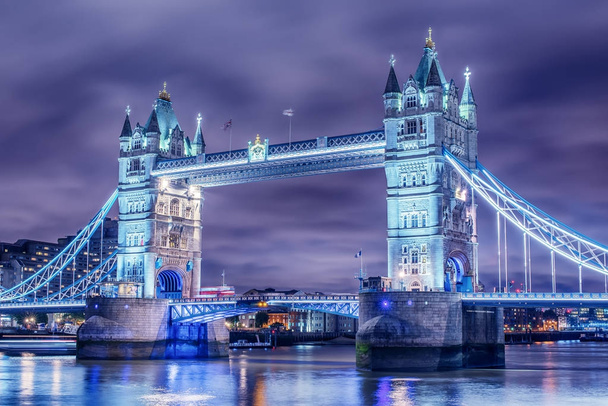 London, Egyesült Királyság: Tower Bridge, a Temze-folyó - Fotó, kép