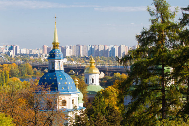 Monasterio de Vydubychi situado con vista panorámica de Kiev. Vista panorámica de Kiev, Ucrania. Jardín Botánico
 - Foto, Imagen