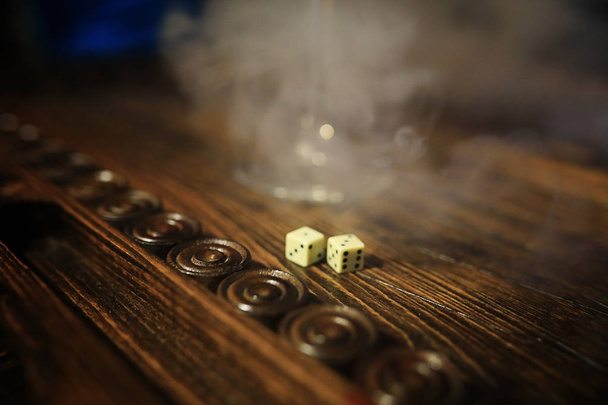 tavolo da gioco dadi fatti a mano e backgammon Gioco d'azzardo
 - Foto, immagini