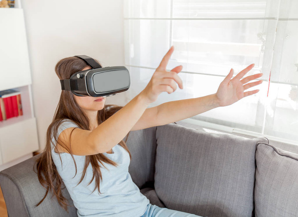 пристрій віртуальної реальності жінка вдома
 - Фото, зображення
