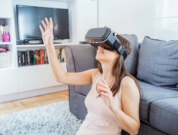virtuální realita zařízení žena domácí - Fotografie, Obrázek