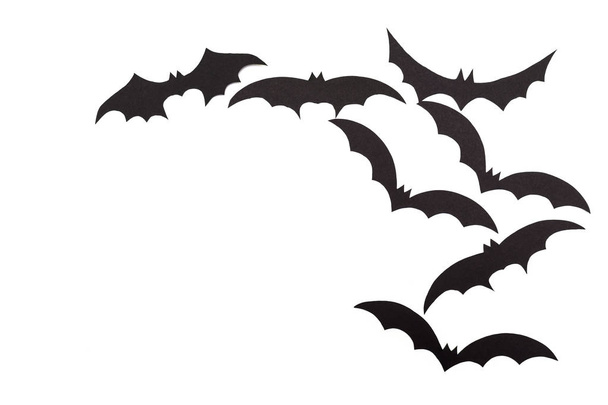 Silhuetas de morcegos voláteis esculpidas em papel preto são isoladas em branco
 - Foto, Imagem