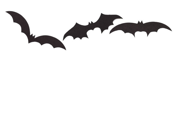 Σιλουέτες των πτητικών νυχτερίδες σκαλισμένα μαύρο χαρτί είναι απομονωμένα σε λευκό - Φωτογραφία, εικόνα