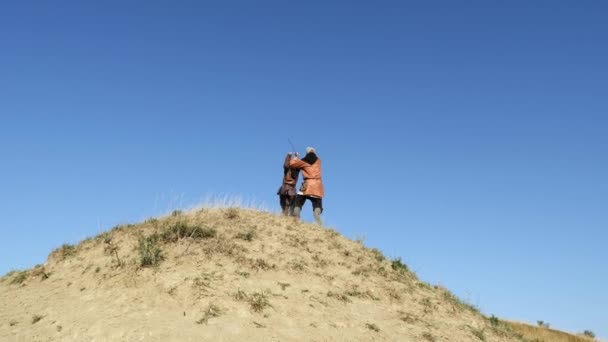 Due guerrieri vichinghi combattono con le spade
 - Filmati, video