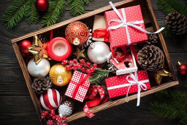 Decorações tradicionais de Natal em bandeja de madeira
. - Foto, Imagem