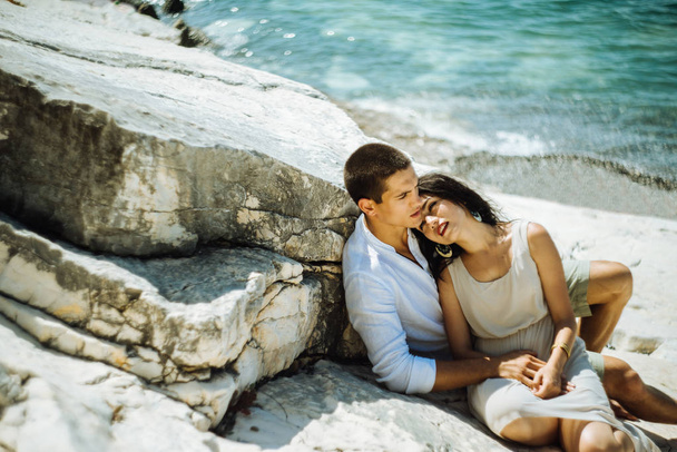 Romantic pensive couple in love against the background of the sea, portrait - Foto, Bild