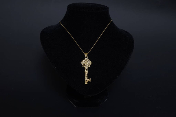 krásný starožitný orientální turecká zlaté šperky Dámské řetěz s přívěskem ručně černým pozadím - Fotografie, Obrázek