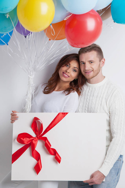 Couple with balloons and gift - Foto, Bild