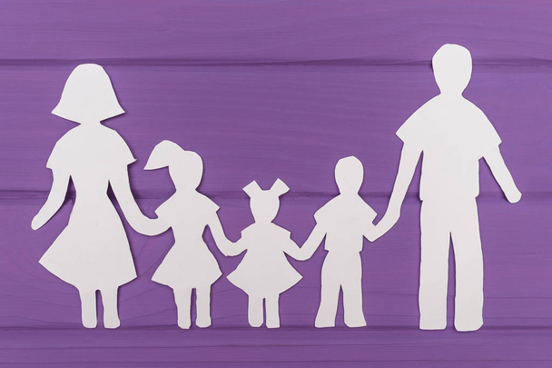 Las siluetas cortadas de papel de hombre y mujer con dos niñas y niño
 - Foto, imagen