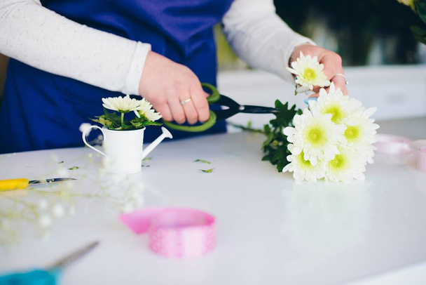 Floristin bastelt eine Miniatur-Blumenkomposition - Foto, Bild