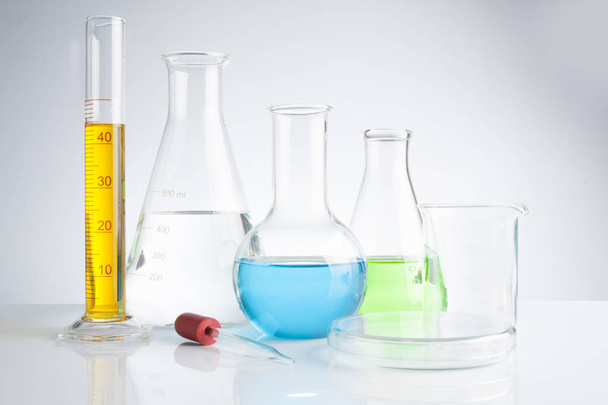 herbal medicine natural organic and scientific glassware - Zdjęcie, obraz