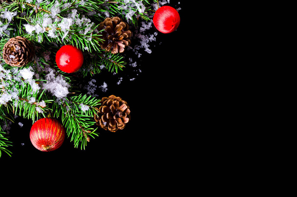 Nieuwjaar of Kerstmis achtergrond: spar takken, kegels en Chr - Foto, afbeelding