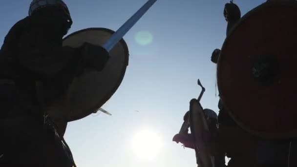 Sziluettek a vikingek harcosok harcol karddal, pajzs. Contre-jour - Felvétel, videó