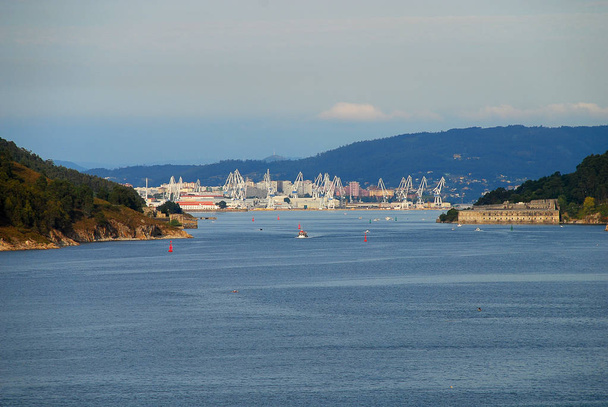 die Einfahrt des Hafens von Ferrol, Spanien - Foto, Bild