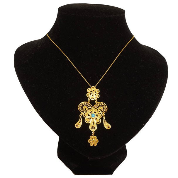 hermosa antigua cadena de joyería de oro turco oriental para mujer con colgante hecho a mano fondo blanco
 - Foto, Imagen