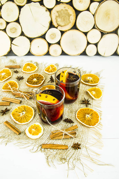 forró alkoholos karácsonyi ital a bor és a fűszereket, a narancs - piros forralt bor - Fotó, kép