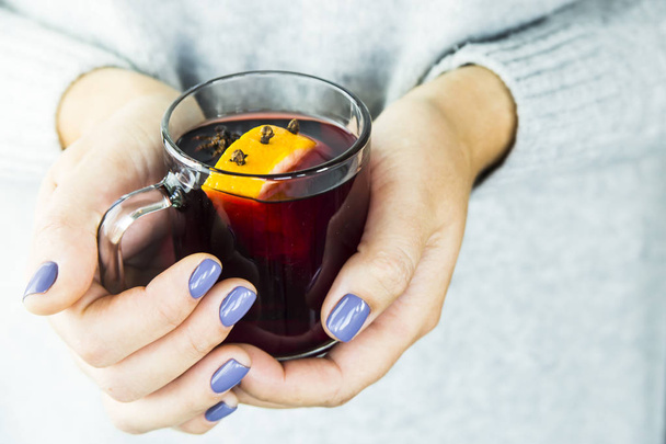 hot alcoholic Christmas drink made of wine and spices with orange - red mulled wine - Foto, immagini