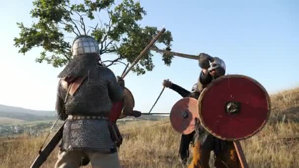 Ortaçağ savaşçı Vikingler saldırı sırasında kavga ediyorlar. Yakın çekim - Video, Çekim