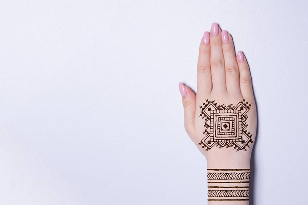 kézzel, mandala mintával tetoválás fekete henna mehendi - Fotó, kép
