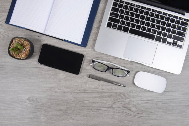 Office tabulka s přenosný počítač, notebook, digitální tabletu, pera, smartphone, myší, brýle a kávy na bílém pozadí. Stolní office maketa koncept. - Fotografie, Obrázek