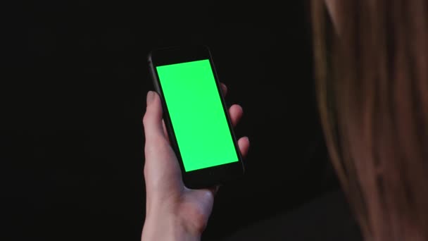 Η γυναίκα είναι κρατώντας το τηλέφωνο με πράσινη οθόνη πατήστε - Πλάνα, βίντεο