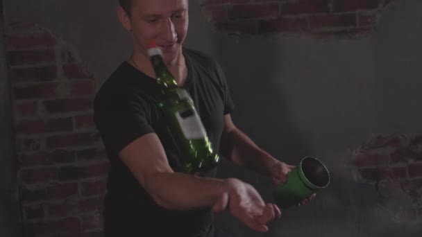 Barkeeper jongliert mit Flaschen und schüttelt Cocktail an einer mobilen Bar - Filmmaterial, Video