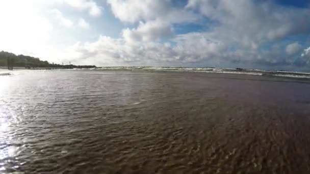   Surf της Βαλτικής θάλασσας στην Πολωνία, κάμερα στο surf - Πλάνα, βίντεο