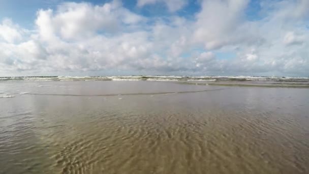   Surf Baltského moře v Polsku, kamera v příboji - Záběry, video
