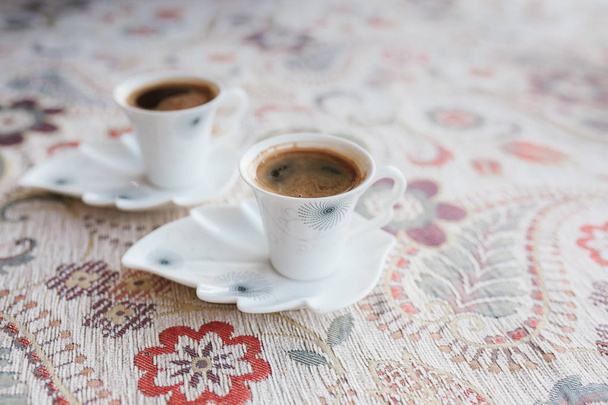 Twee kopjes traditionele sterke Turkse koffie liggen op tafel - Foto, afbeelding