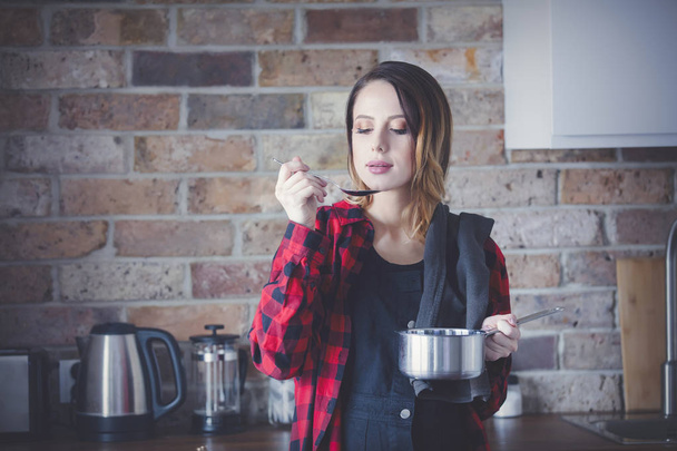 Frau im roten Hemd in der Küche - Foto, Bild