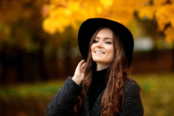Jovem mulher com folhas de outono na mão e queda amarelo maple gar
 - Foto, Imagem