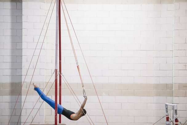 Erkek jimnastikçi gerçekleştiren jimnastik halkaları - Fotoğraf, Görsel