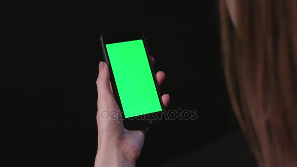 Mulher está segurando telefone com tela verde Toque
 - Filmagem, Vídeo