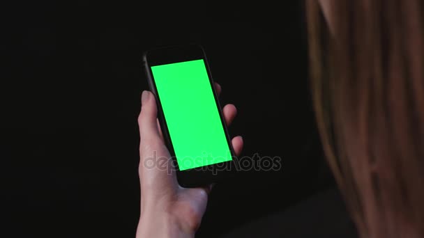 Η γυναίκα είναι κρατώντας το τηλέφωνο με πράσινη οθόνη πατήστε - Πλάνα, βίντεο
