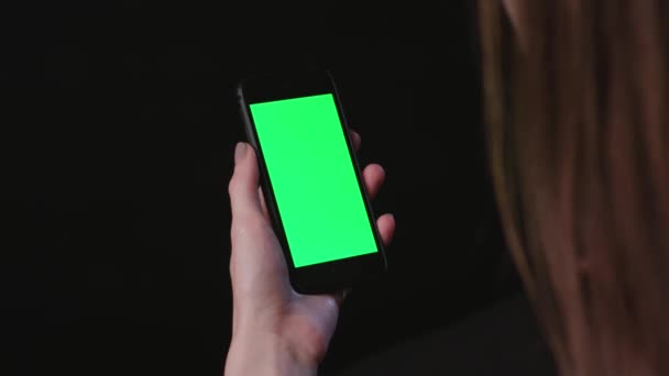 Mujer está sosteniendo el teléfono con grifo de pantalla verde
 - Metraje, vídeo