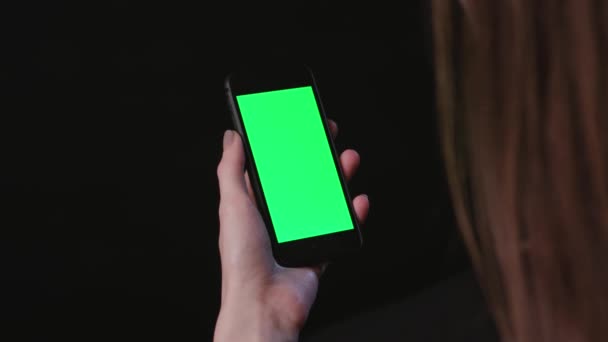 Žena se drží telefon s zelené obrazovce klepněte na možnost - Záběry, video