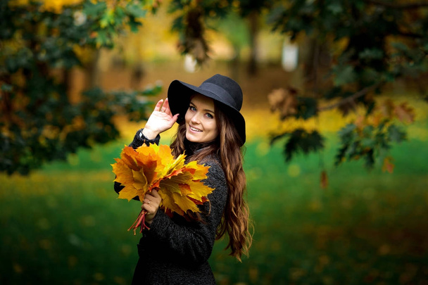 портрет молодой брюнетки в осеннем цвете
 - Фото, изображение