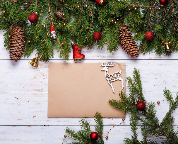 Χριστουγεννιάτικη κάρτα διακοσμημένο με κόκκινες μπάλες, γιρλάντα και πράσινο έλατο κλαδιά. - Φωτογραφία, εικόνα