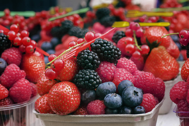 dessert portion of ripe berries: raspberries, strawberries, blueberries - Zdjęcie, obraz