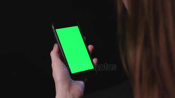 Vrouw is Holding telefoon met groene scherm inzoomen - Video