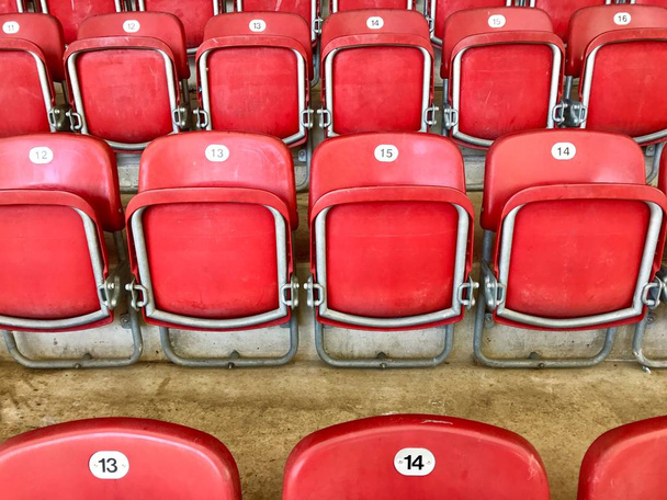 Jasně červené plastové sedačky na stadionu - Fotografie, Obrázek