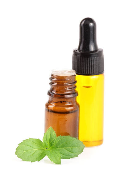 bottle of peppermint oil and fresh mint isolated on white background - Foto, Imagen