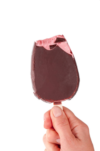 Eis fruchtig mit Schokolade in der Hand isoliert auf weißem Hintergrund - Foto, Bild