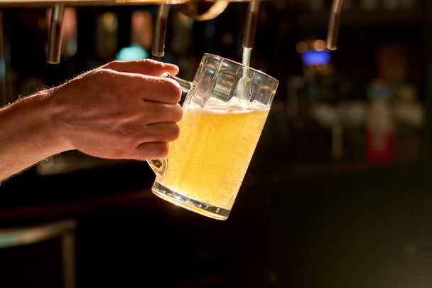 Close up bartender mão derramando cerveja lager
. - Foto, Imagem