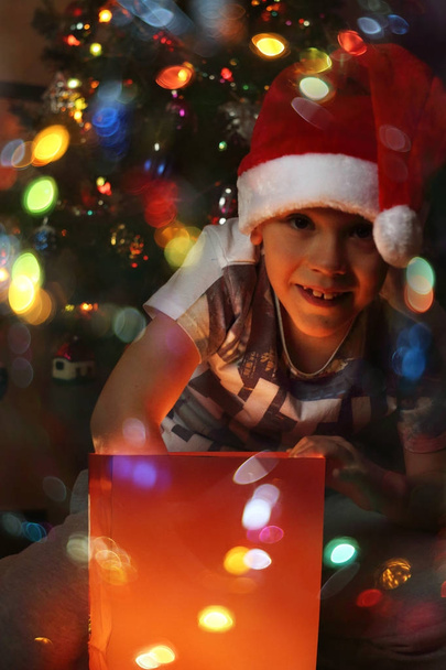 Niño con regalo de Navidad - Foto, imagen