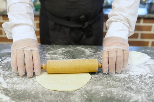 Chef masculino utiliza ingredientes para preparar productos harineros en kitch
 - Foto, Imagen