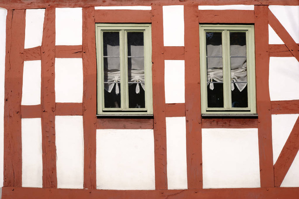 Casa de entramado con ventanas estrechas
 - Foto, Imagen