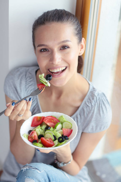 A beautiful girl eating healthy food. Beautiful girl - Foto, afbeelding